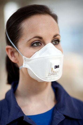Vrouw met 3M Aura 9332+ Fijnstofmasker dat haar neus en mond bedekt